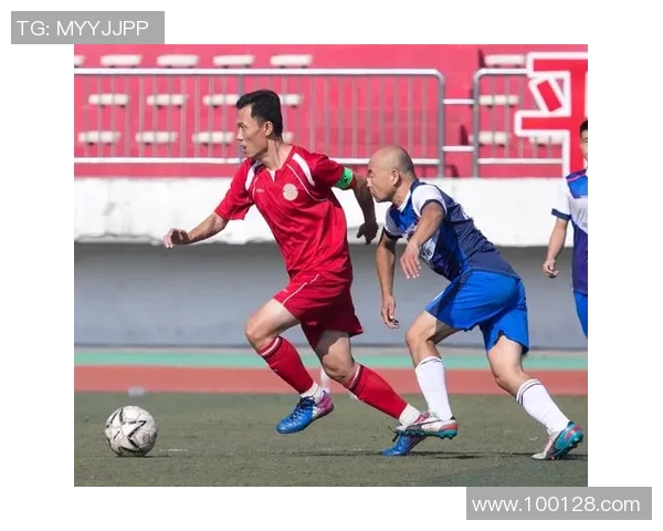 足球明星背后的奋斗故事与努力训练瞬间的精彩记录 足球明星背后的奋斗故事与努力训练瞬间的精彩记录